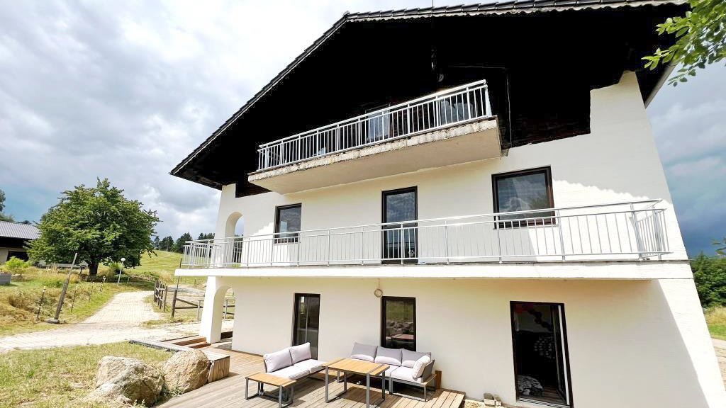 2545IZ Bayern, Oberpfalz, 35 Min Regensburg - gr. Wohnhaus mit Pferdehaltung, Reithalle, Reitplatz